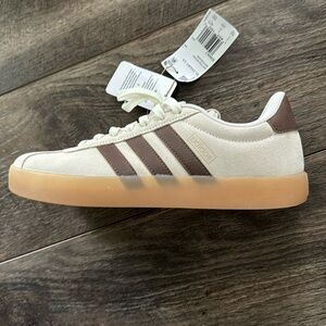 New with tags and box Adidas women’s VL court 3.0 size 8.5, off white/brown/gum